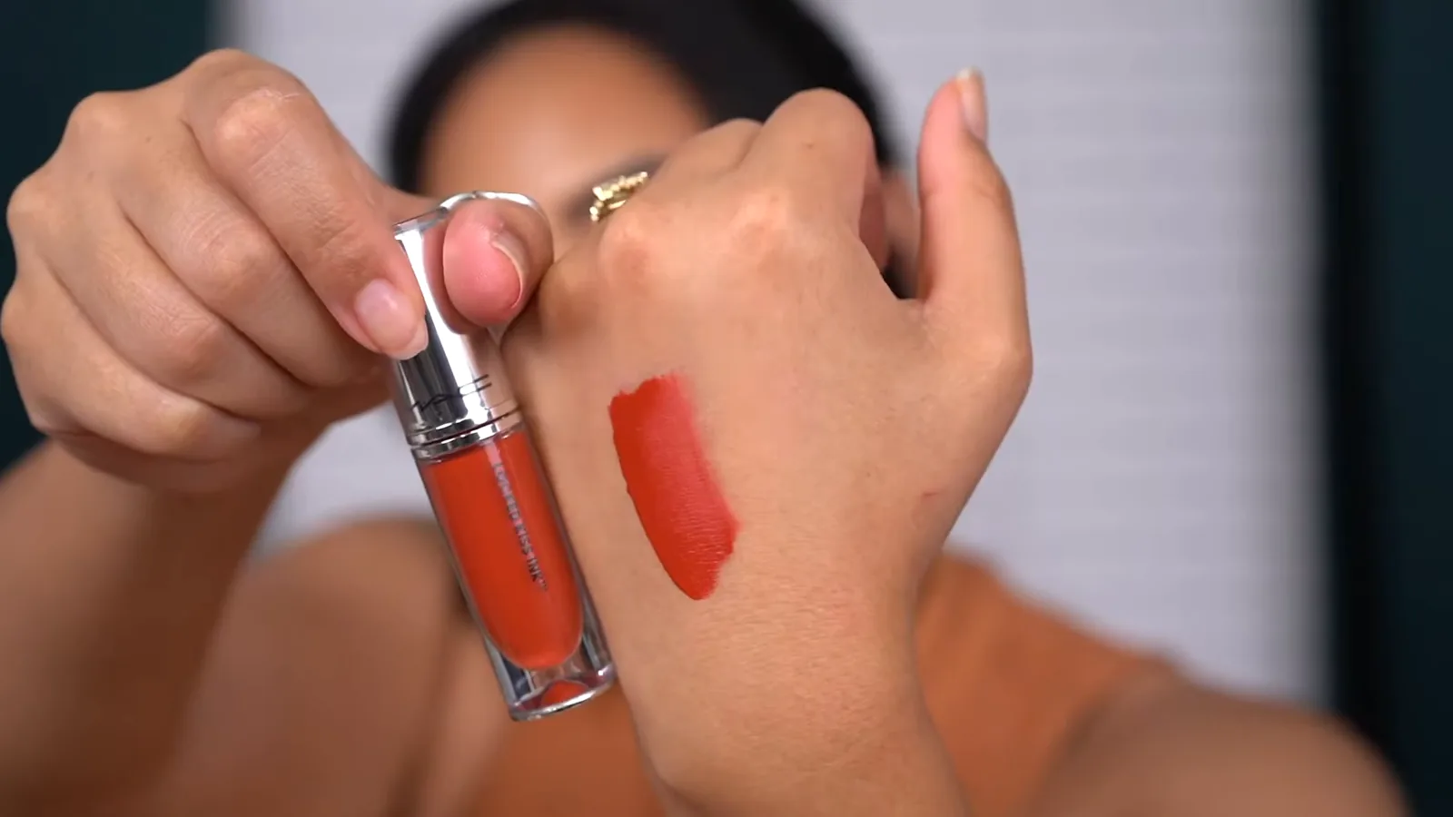 Batom líquido MAC Locked Kiss Ink Extra Chili com swatch na mão