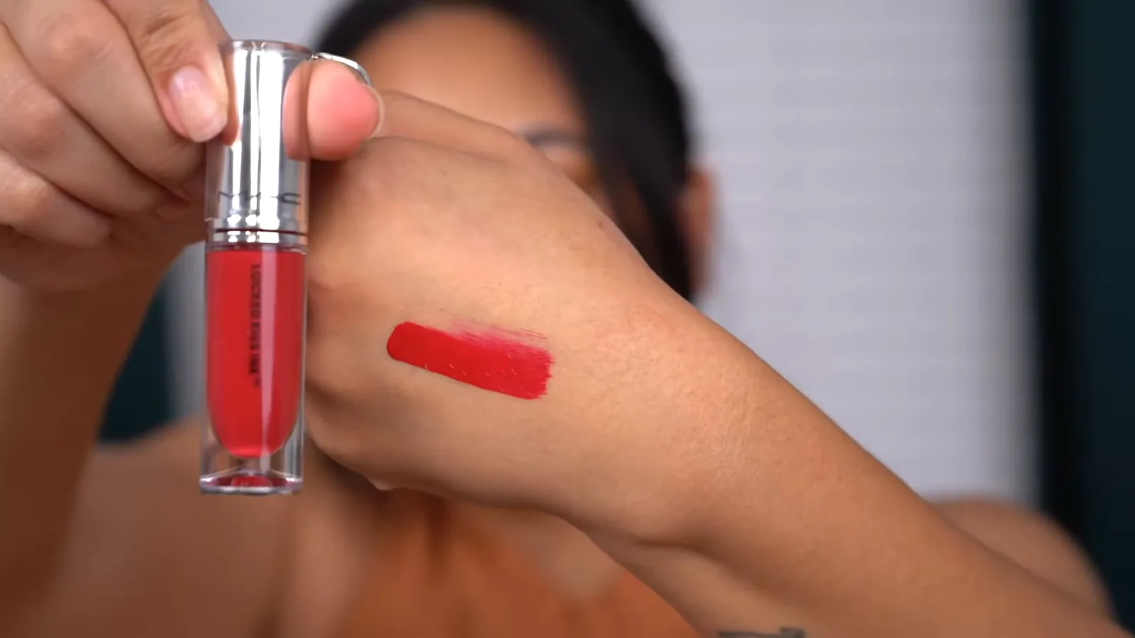 Batom MAC Locked Kiss Ink na tonalidade vibrante Gossip