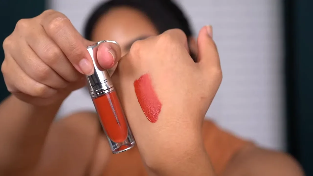 Apresentação e swatch do batom MAC Locked Kiss Ink Extra Chili