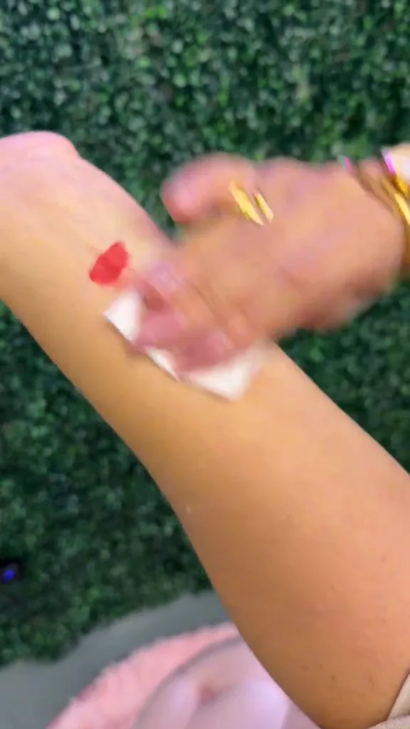 Teste de resistência e remoção do batom Max Love no braço