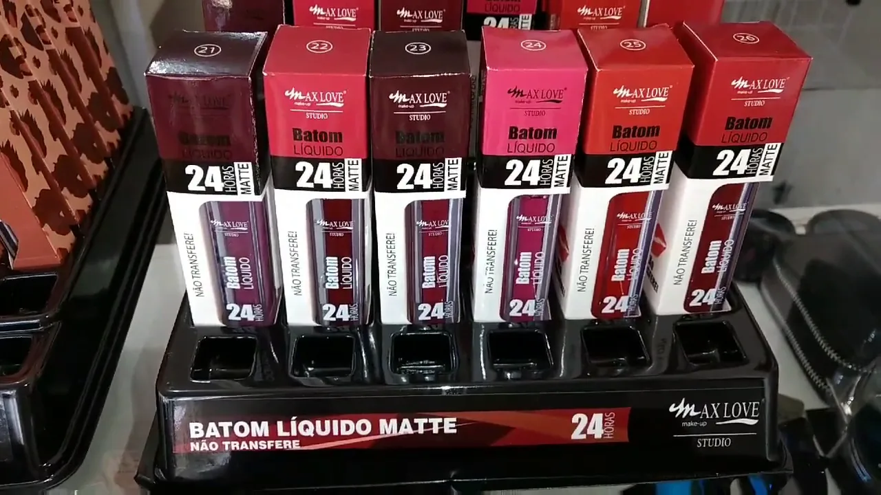 Display com batons líquidos matte 24 horas da Max Love