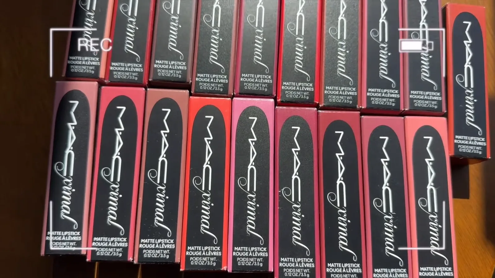 Caixas do batom MAC MACximal alinhadas na mesa