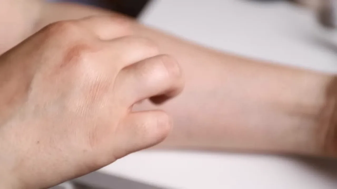 Aplicação suave do batom vermelho MAC MACximal em swatch no braço