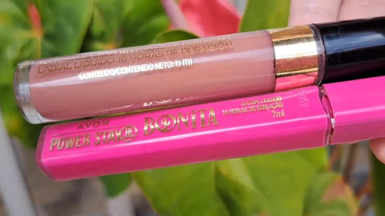 Manuseio da embalagem do batom líquido Avon Power Stay