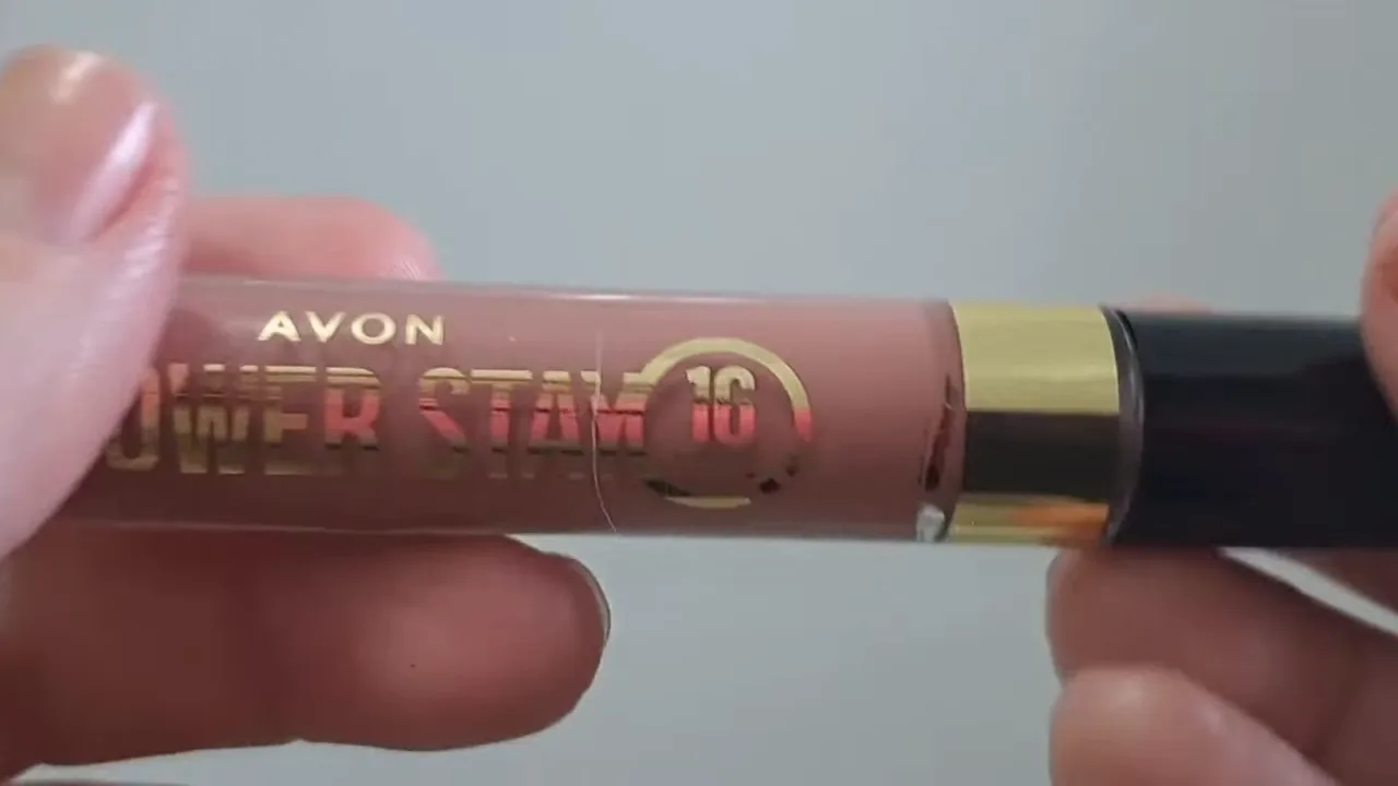 Demonstração do frasco do batom líquido matte Power Stay