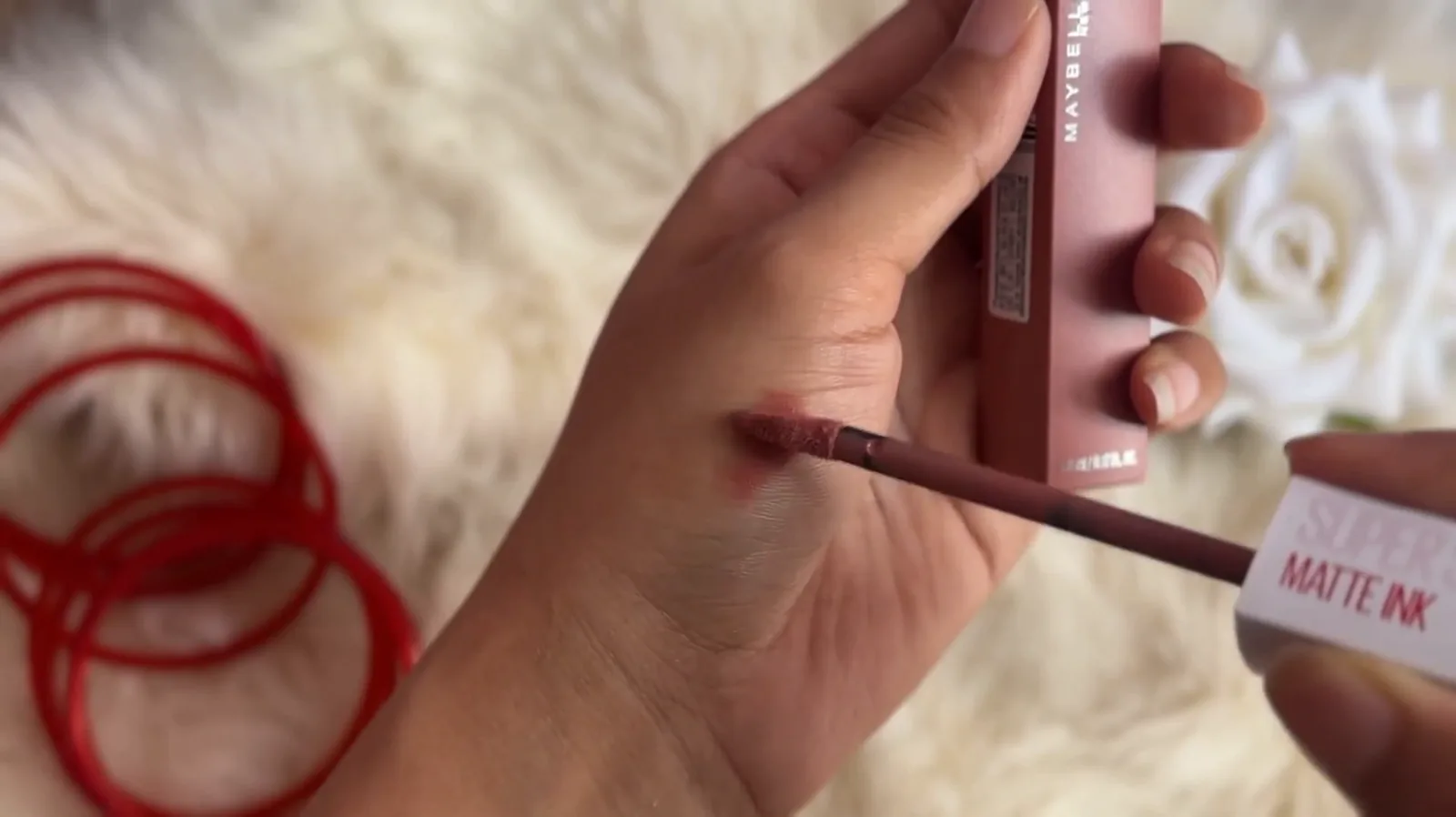 Aplicação do batom Maybelline SuperStay para teste de cobertura