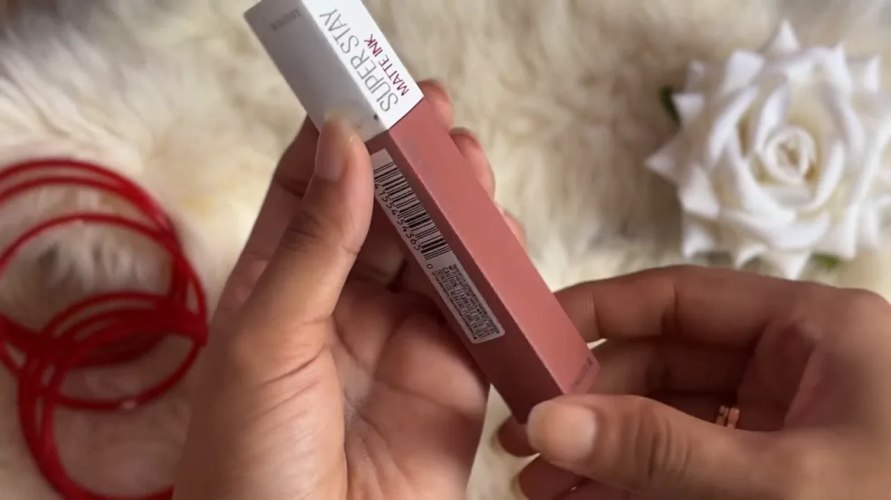 Manuseio do frasco fechado do batom Maybelline SuperStay