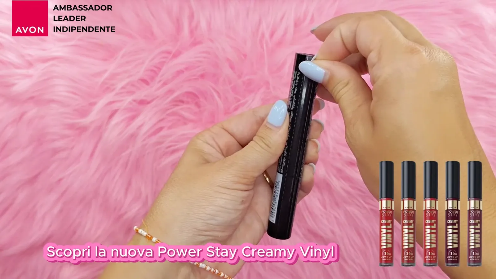 Embalagem do batom Avon Power Stay Vinyl sendo aberta pelas mãos