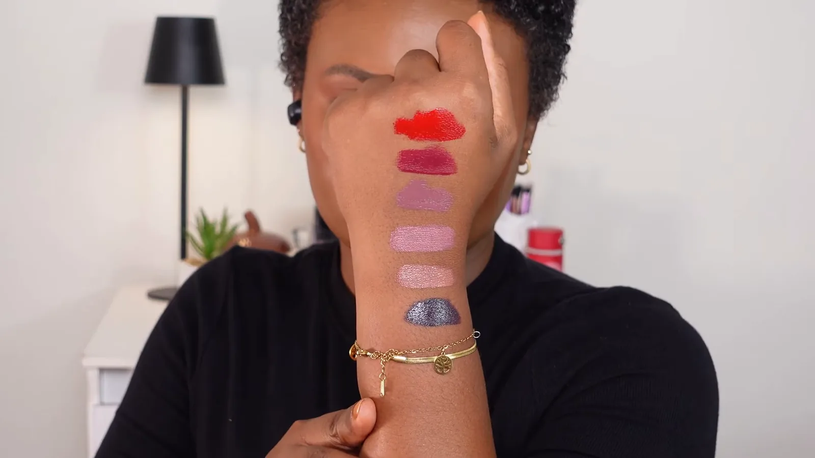 Amostras das seis cores do batom vinílico na pele negra