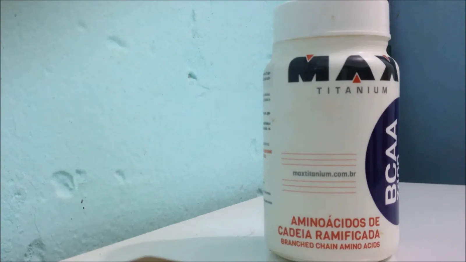 Frasco de BCAA 2400 da Max Titanium com cem cápsulas