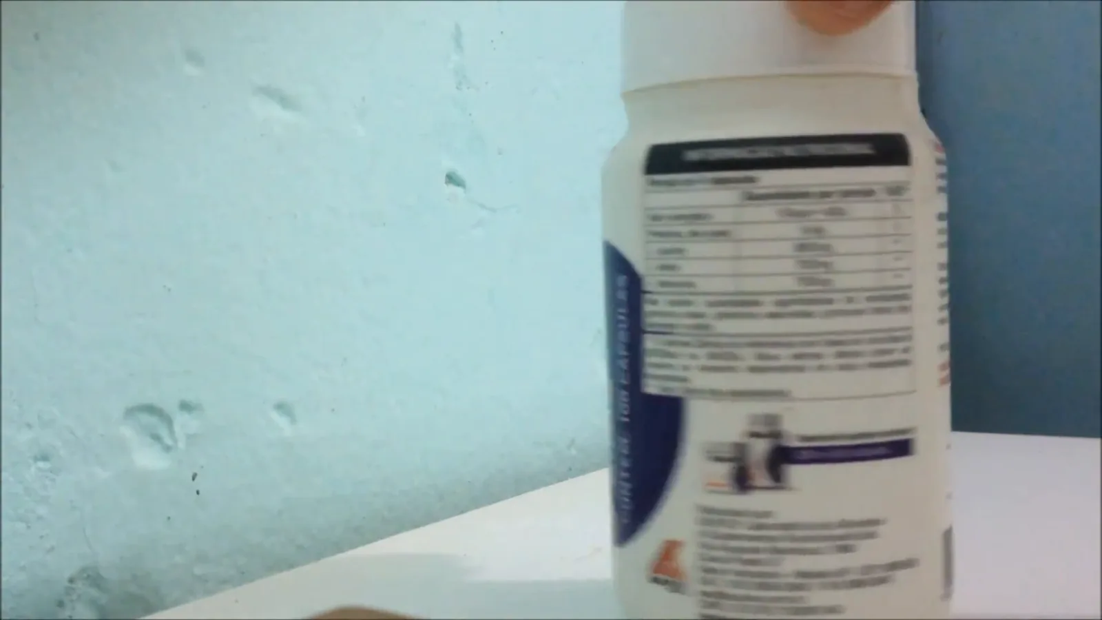 Tabela nutricional no verso do frasco de BCAA Max Titanium