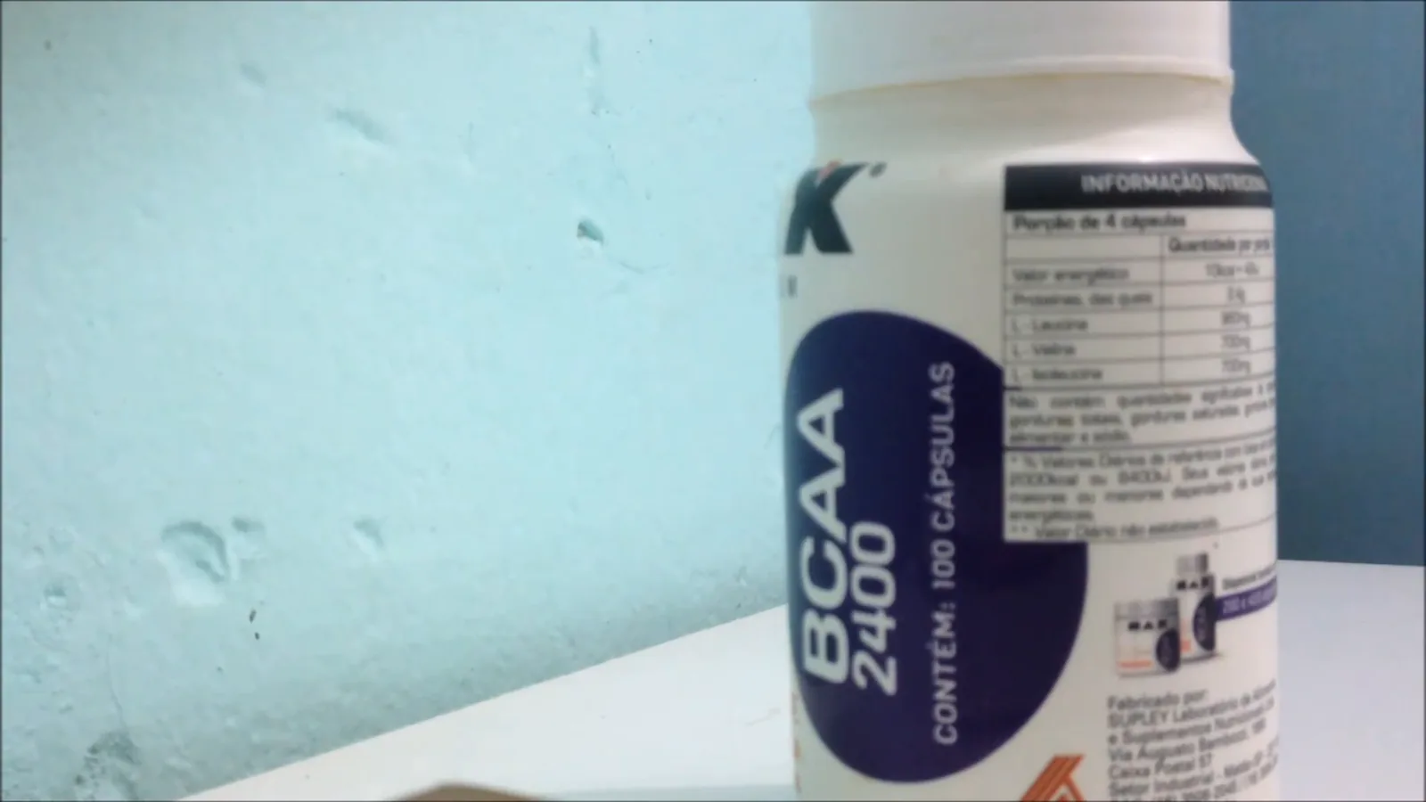 Embalagem do suplemento BCAA 2400 da marca Max Titanium