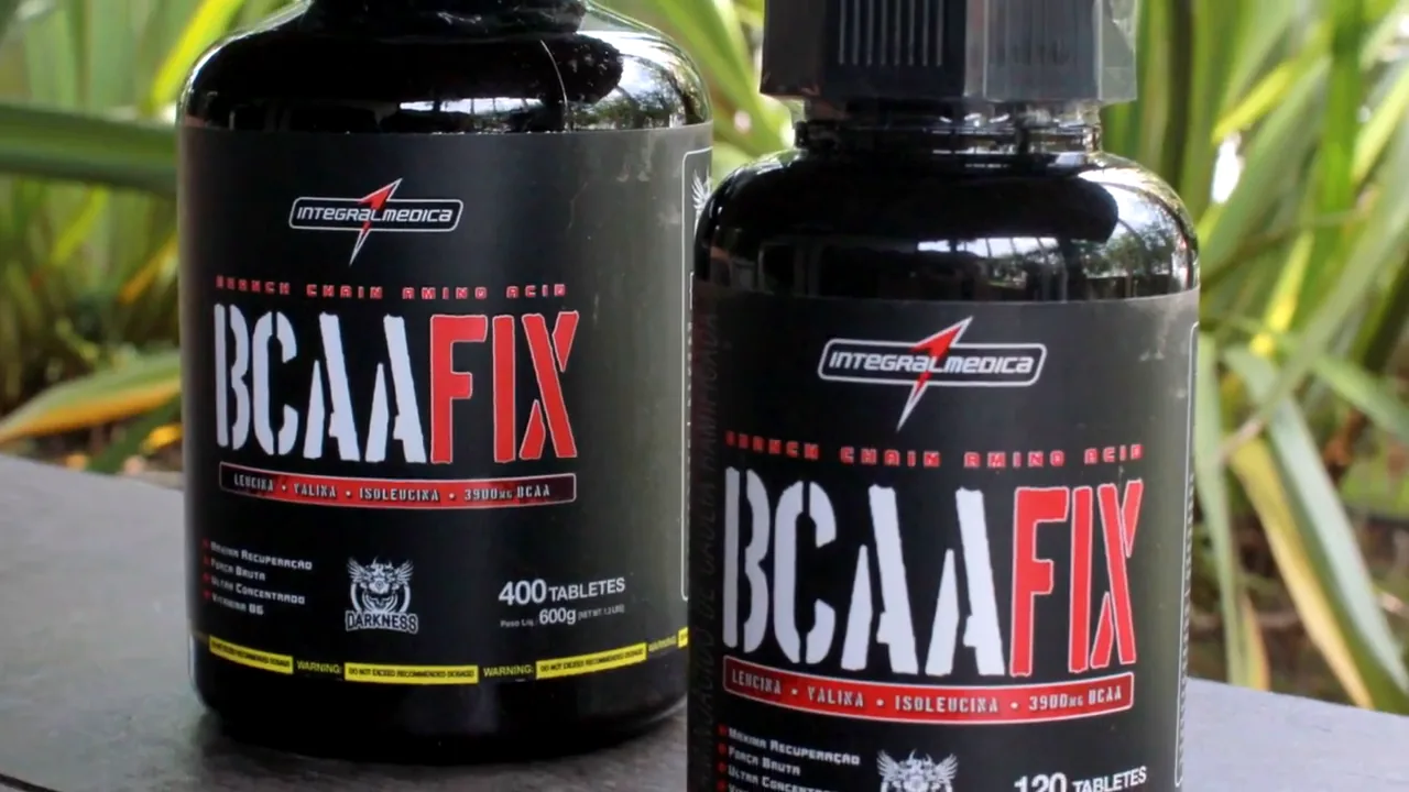 Frascos do BCAA Fix Darkness Integralmedica sobre bancada em área externa