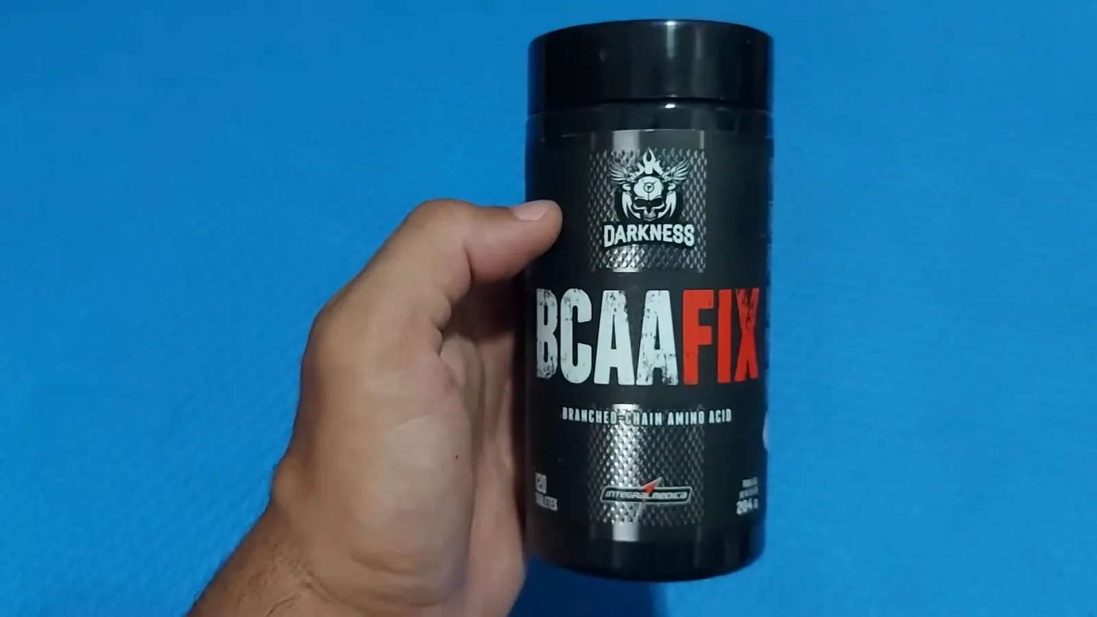 Frasco de BCAA Fix Darkness em tabletes da Integralmédica