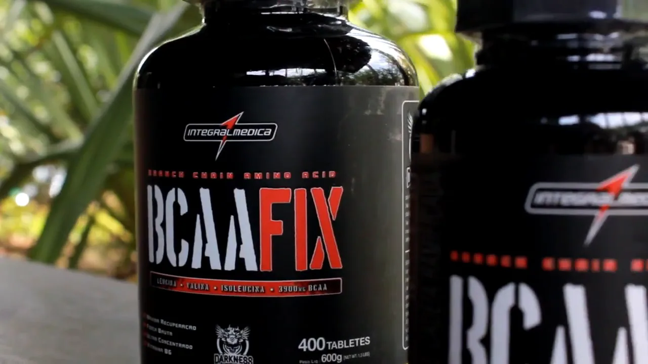 Detalhe dos potes de BCAA Fix Darkness com tabela de aminoácidos