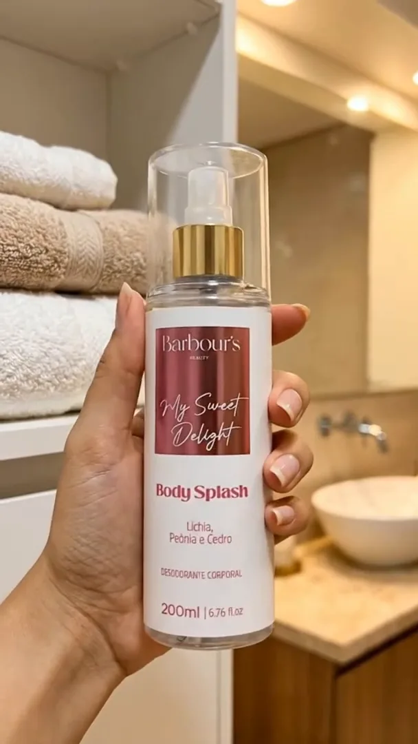 Frasco de body splash Barbour's Beauty My Sweet Delight segurado na mão