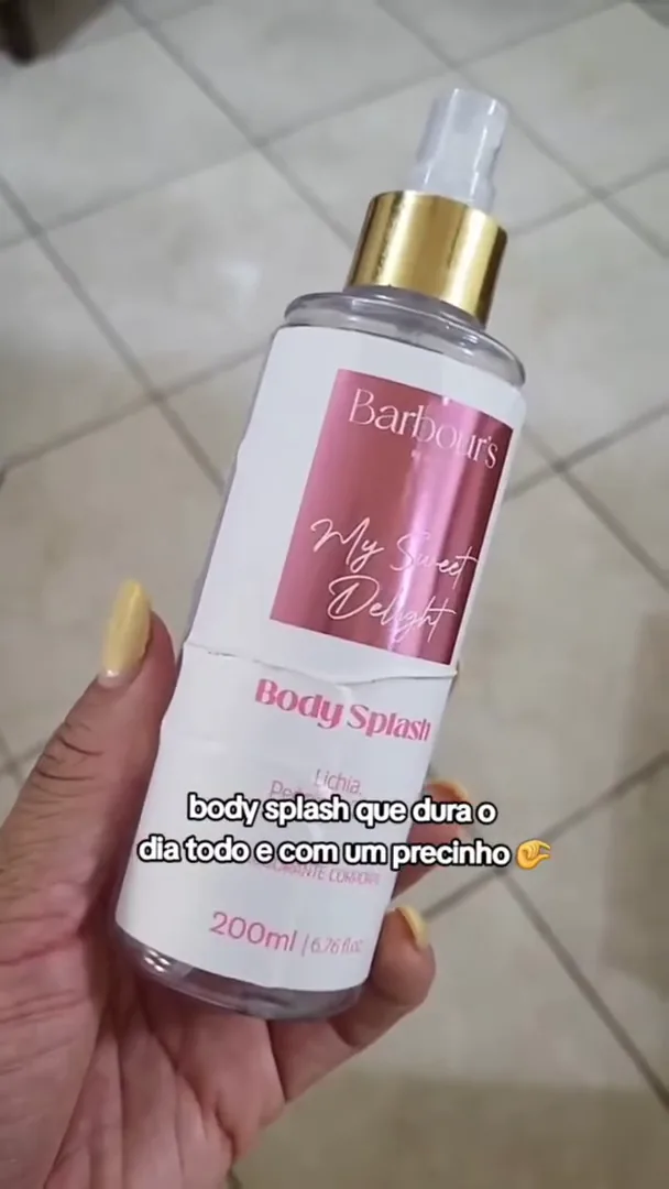 Frasco do body splash Barbour's Beauty My Sweet Delight segurado na mão