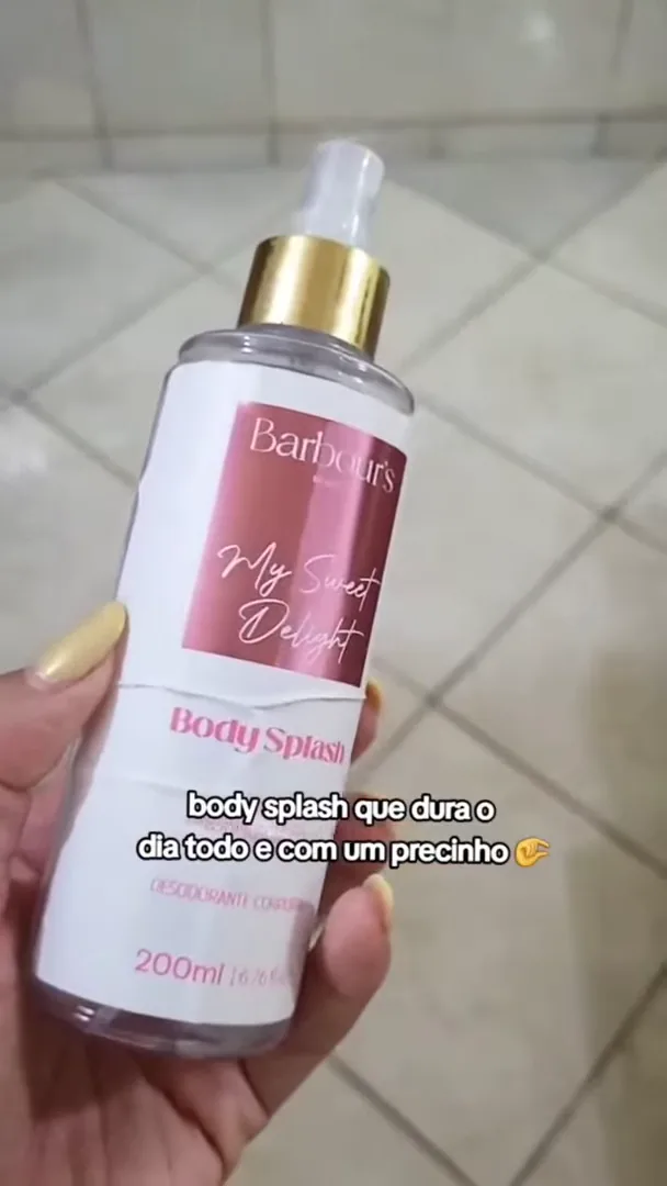 Apresentação do frasco do body splash Barbour's Beauty em mãos