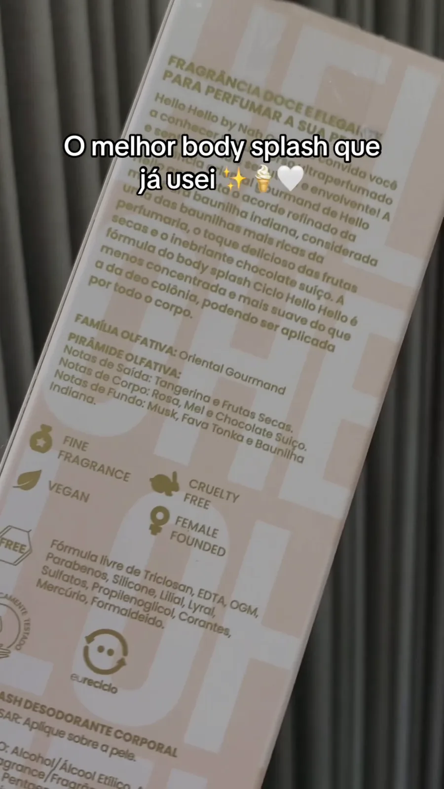 Pirâmide olfativa e composição detalhadas no verso da embalagem