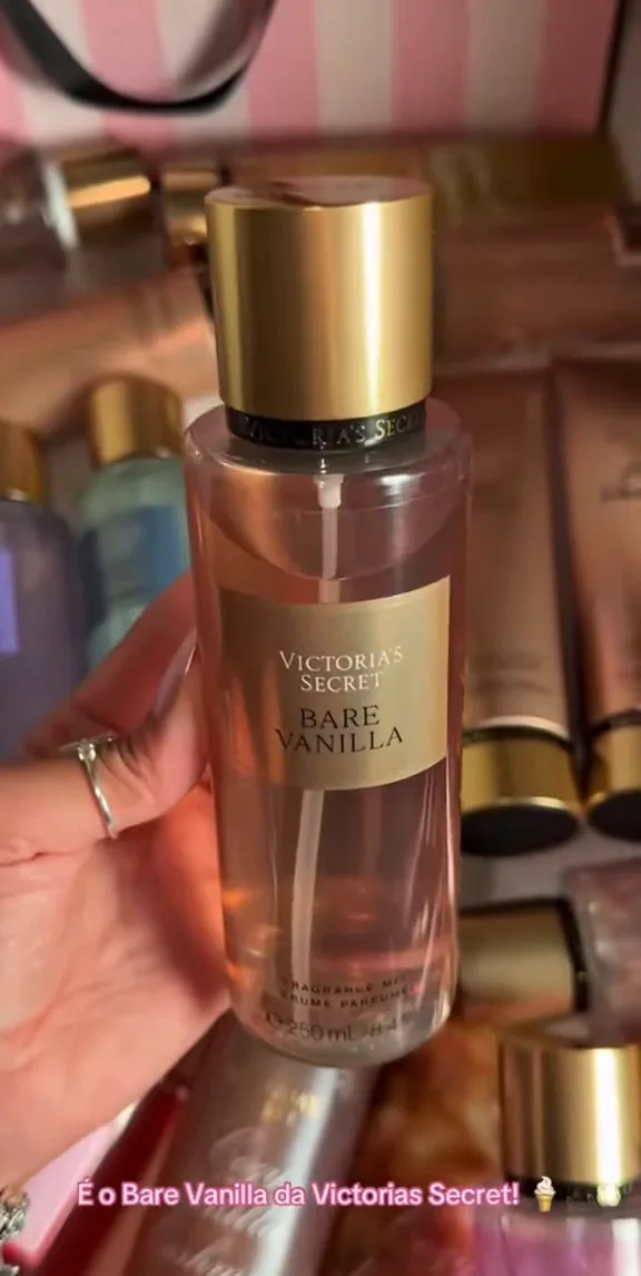 Mão girando o frasco de Bare Vanilla para exibir a embalagem
