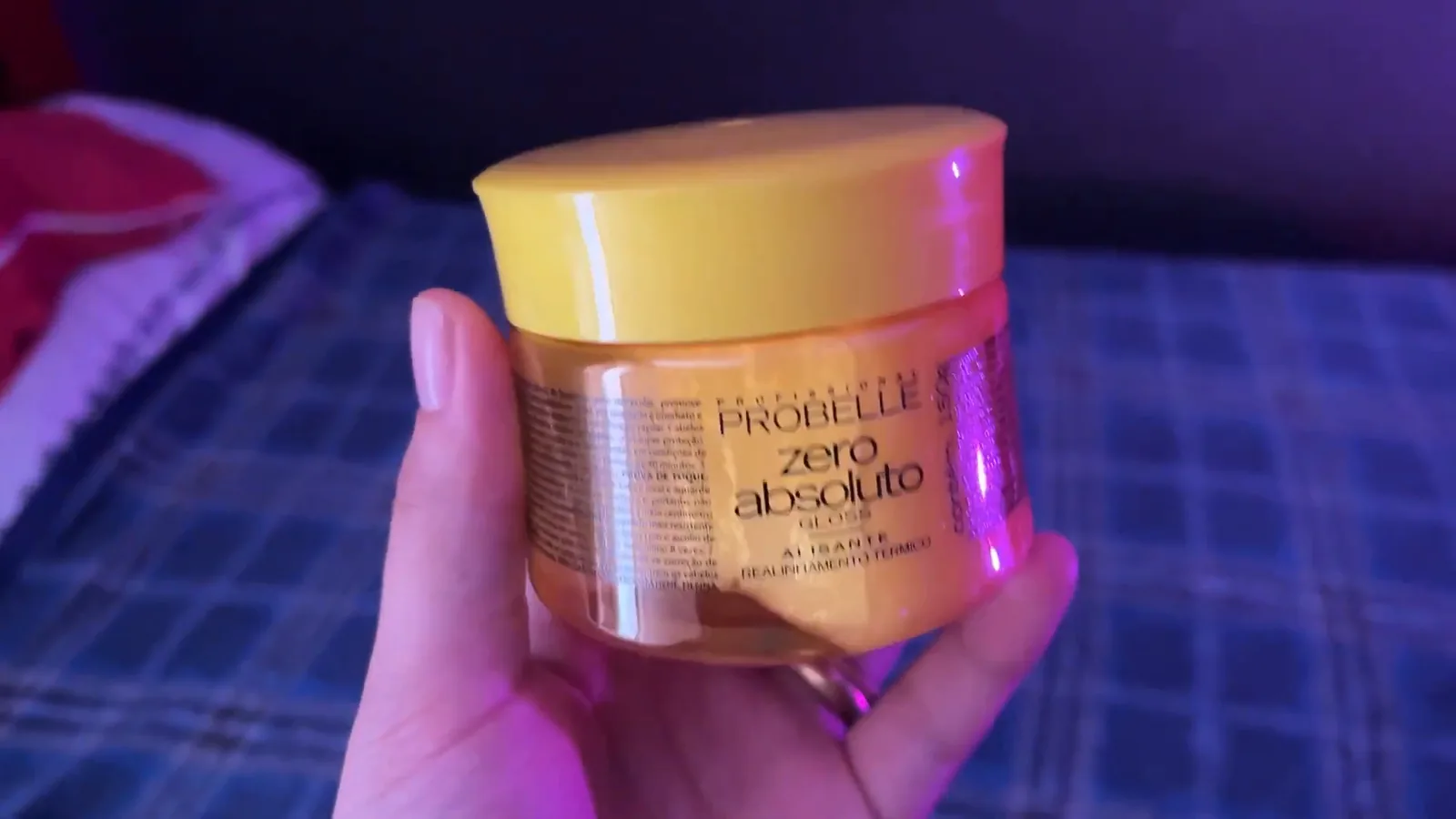 Pote do botox capilar Probelle Zero Absoluto segurado nas mãos