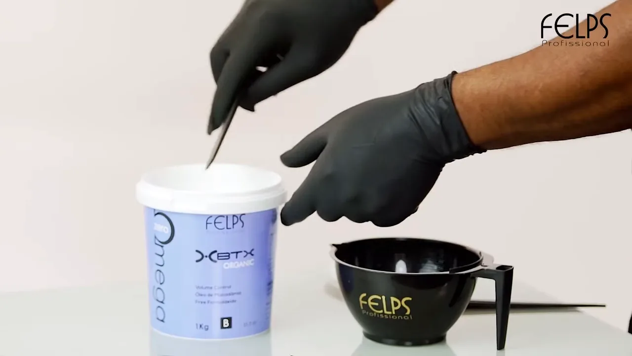 Retirada do creme XBTX Ômega Zero do pote com espátula