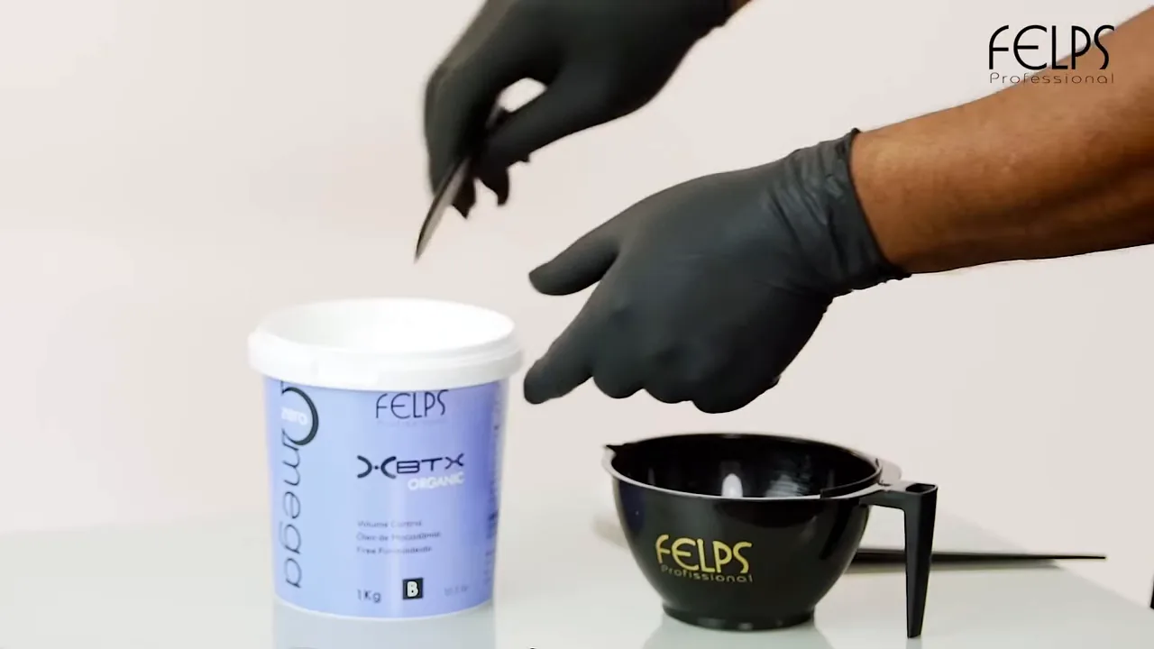 Retirada do botox capilar XBTX Ômega Zero do pote para preparo