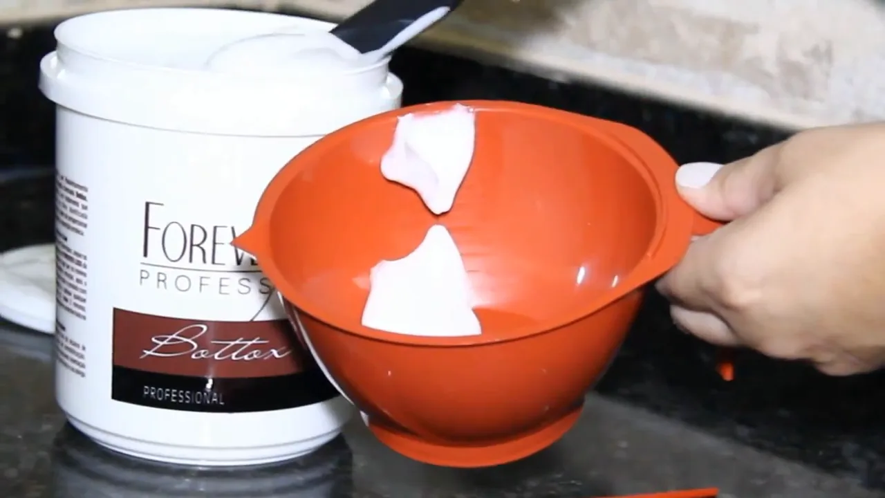Pote de botox capilar Forever Liss ao lado da cumbuca de preparo