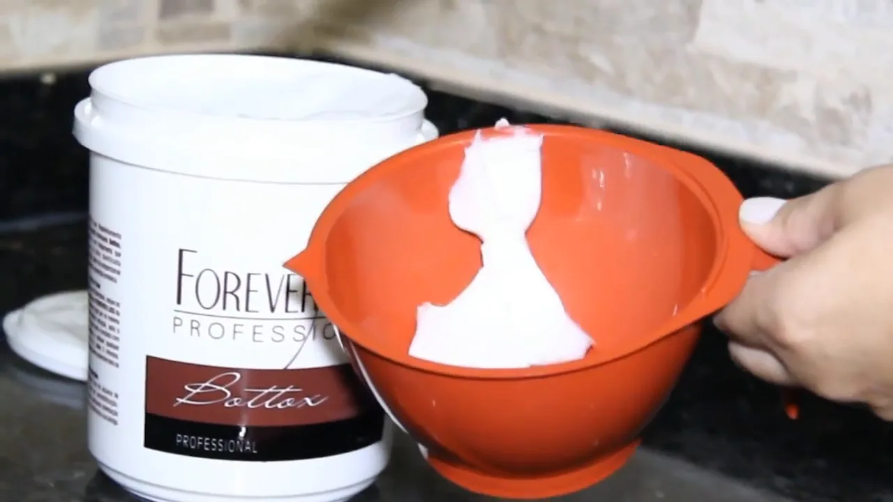 Creme do botox capilar sendo manuseado com espátula na cumbuca plástica