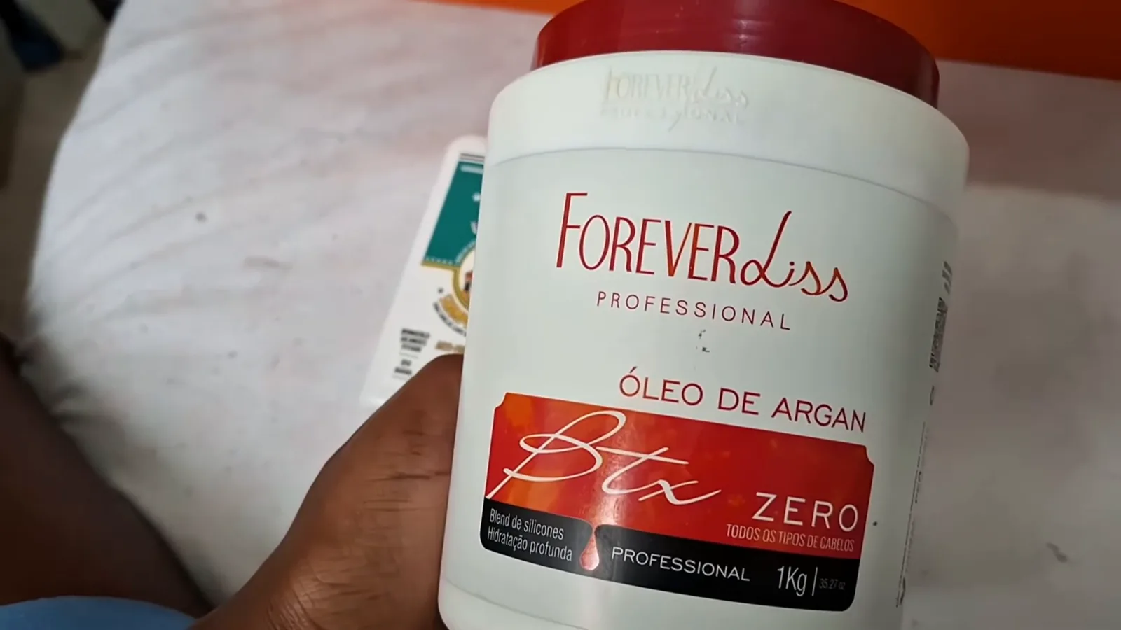 Embalagem do botox capilar Forever Liss Btx Zero segurada na mão