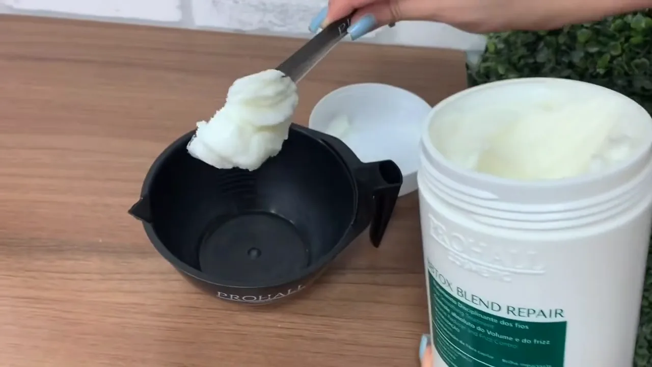 Retirando o creme Bbtox Blend Repair Prohall para aplicação