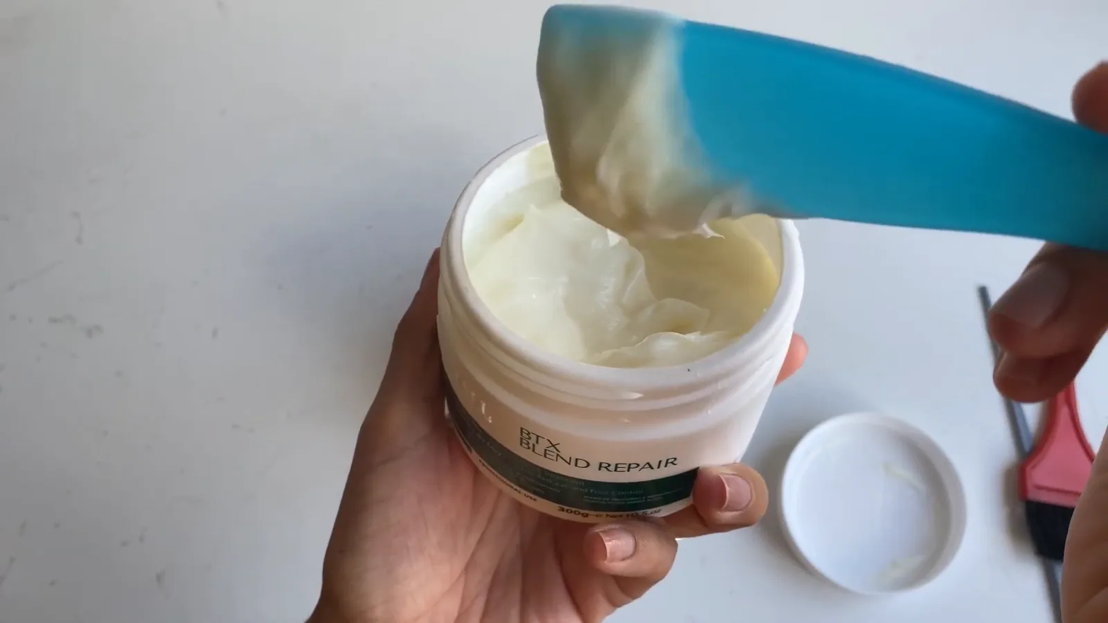 Textura cremosa do botox Prohall exibida na espátula dosadora