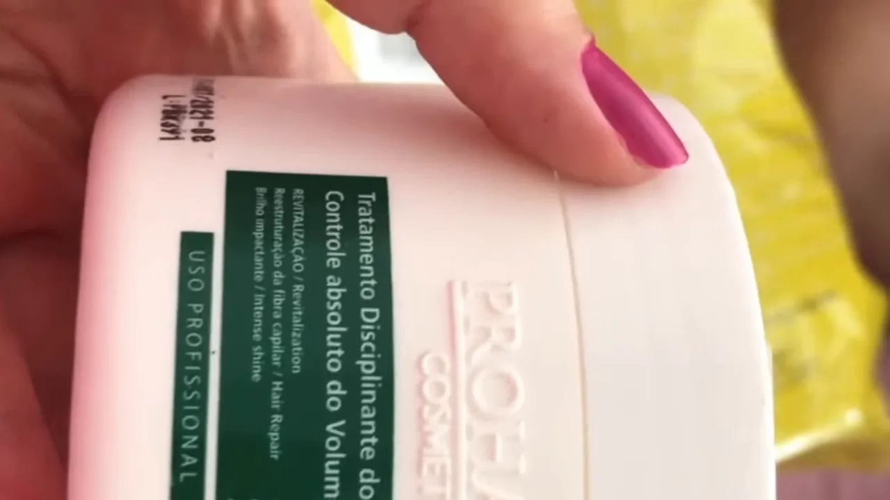 Manuseio do pote de botox Prohall BTX Blend Repair mostrando rótulo