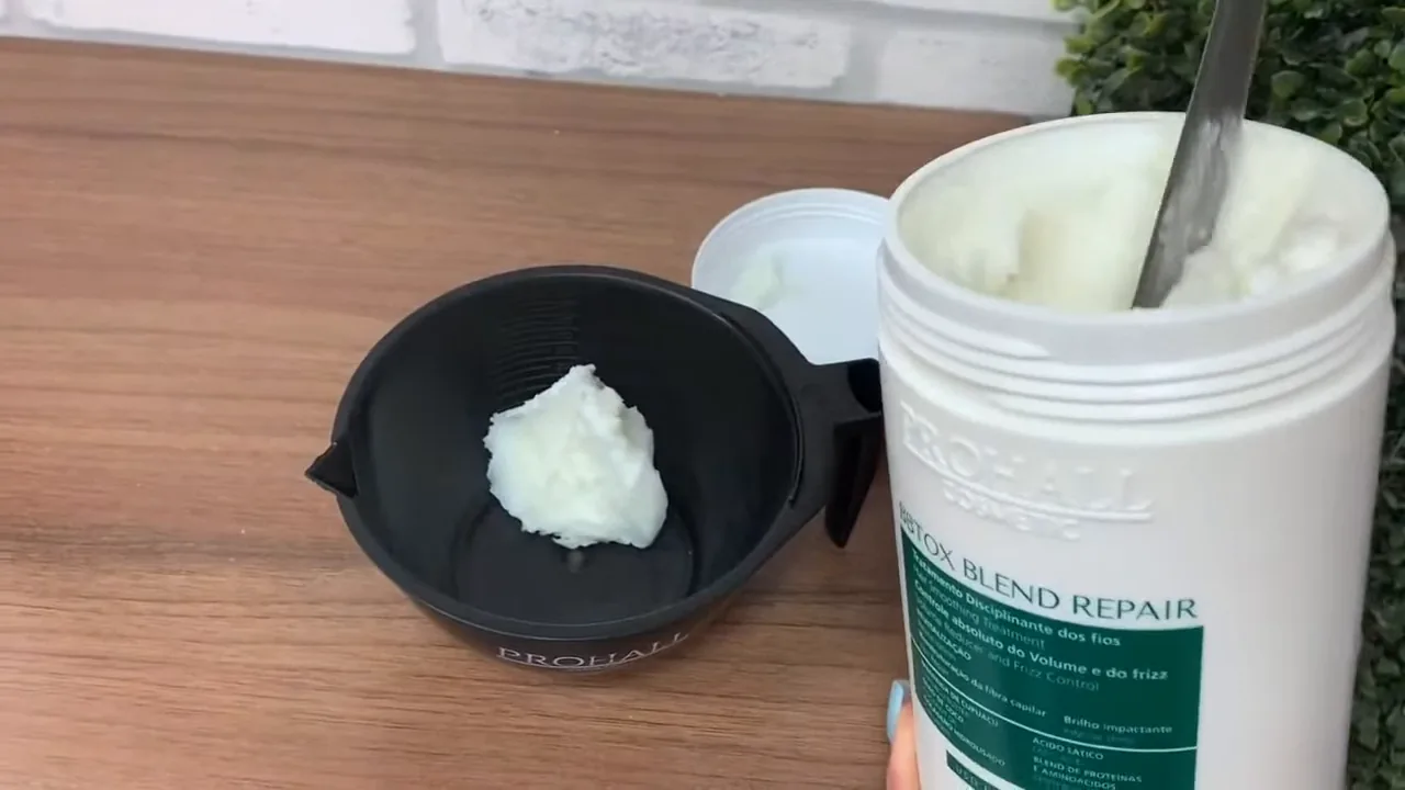Retirada do creme Bbtox Blend Repair do pote com espátula