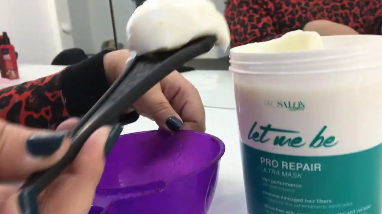 Retirada da máscara Let Me Be Pro Repair com pincel aplicador