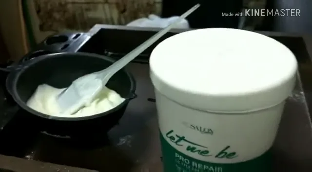 Pote de Let Me Be Pro Repair ao lado da tigela de aplicação