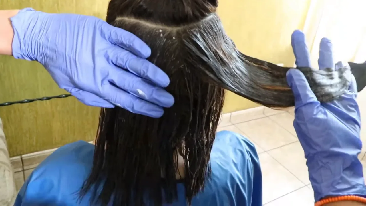 Aplicação do botox reconstrutor Pro Repair com pincel e pente fino