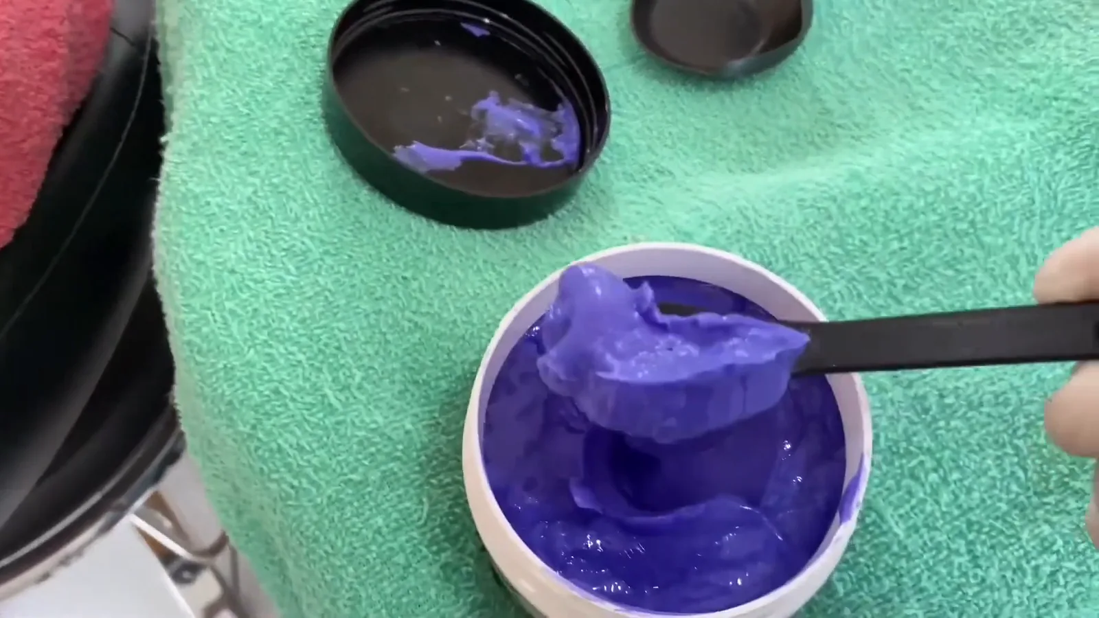 Creme roxo da máscara Borabella Bóratx sendo transferido para a cumbuca