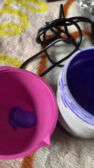 Espátula retirando o creme de botox capilar do pote da Borabella