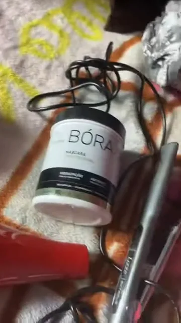 Pote de botox capilar Borabella Bóratx ao lado dos acessórios