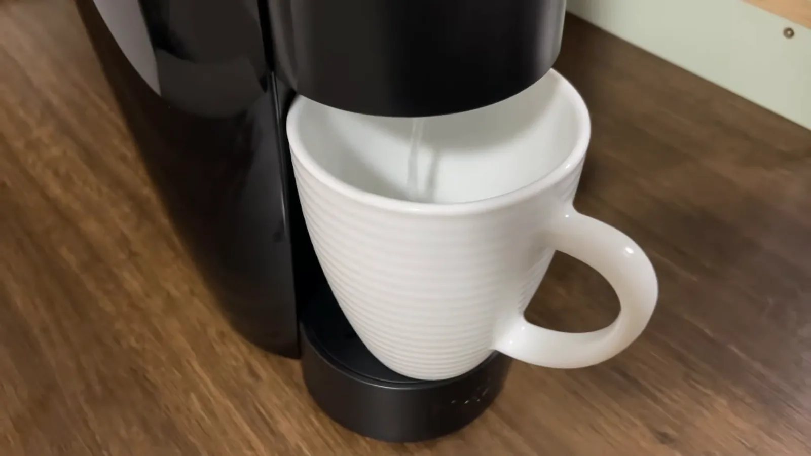 Cafeteira 3 Corações TRES LOV realizando ciclo de limpeza com água