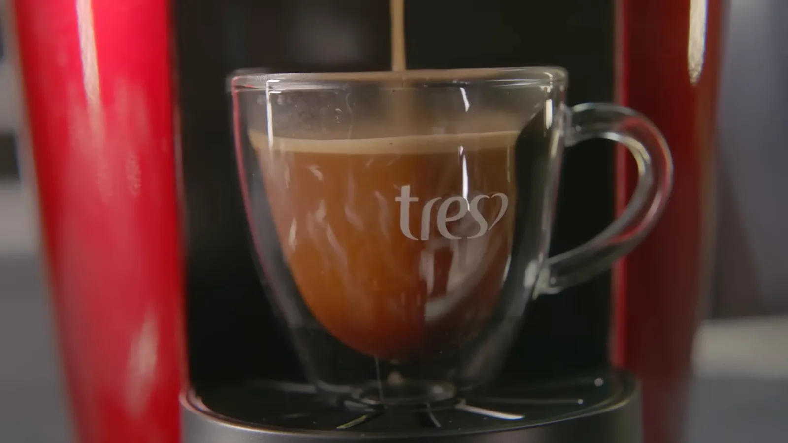 Cafeteira TRES LOV extraindo café espresso cremoso na xícara