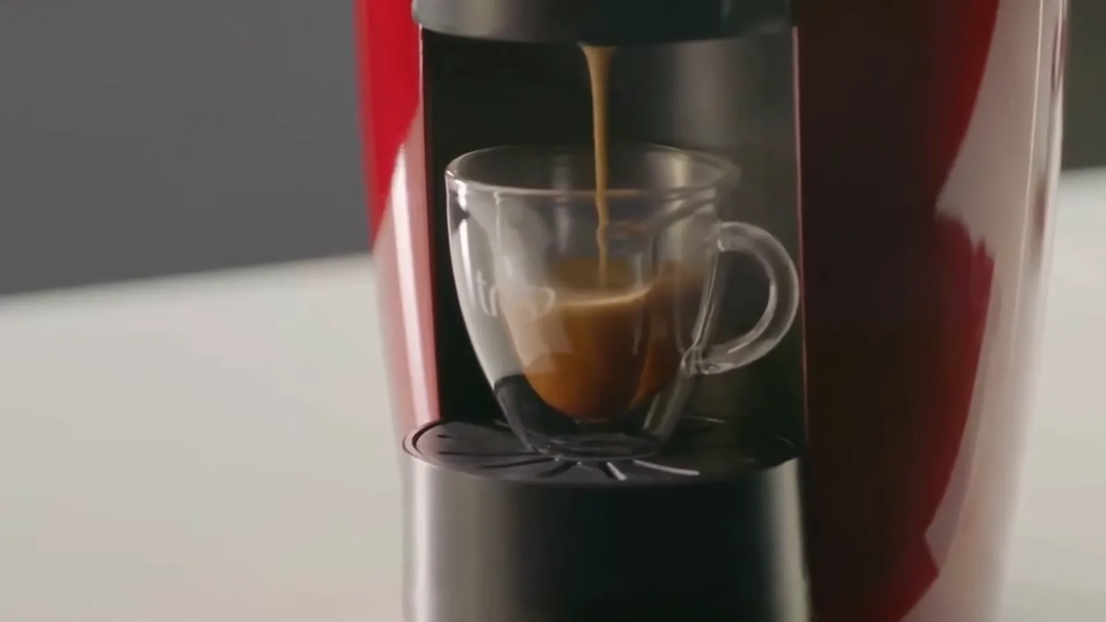 Cafeteira TRES LOV extraindo café fresco na xícara de vidro