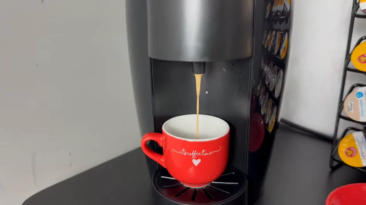 Cafeteira 3 Corações LOV preparando cappuccino cremoso na xícara