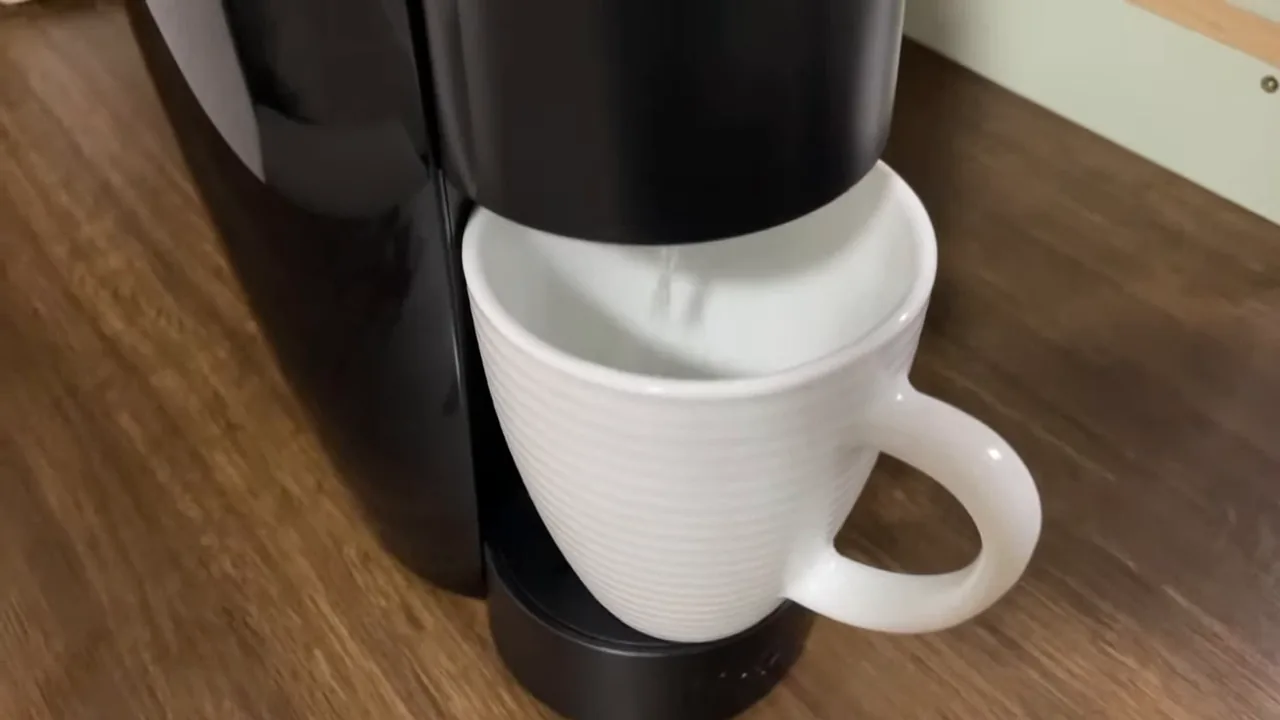 Cafeteira TRES LOV realizando processo de retrolavagem com fluxo de água