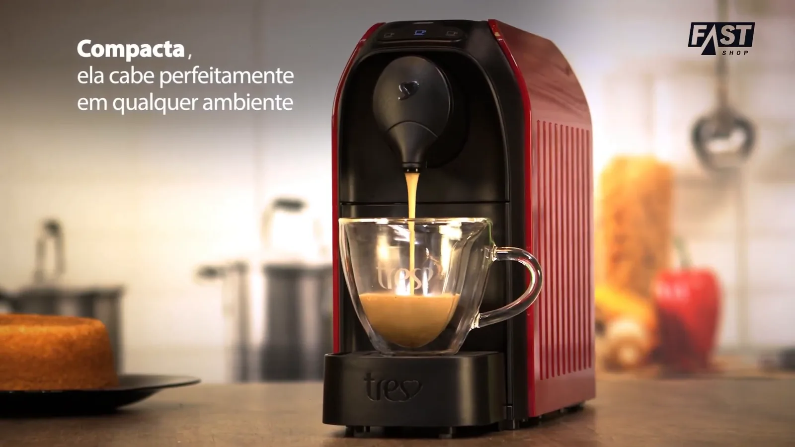 Cafeteira TRES Passione extraindo café espresso com crema em xícara transparente