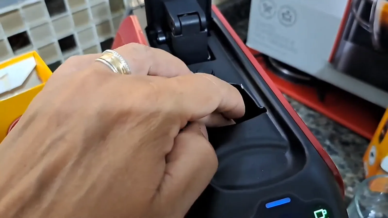 Inserção da cápsula no compartimento superior da cafeteira TRES Passione