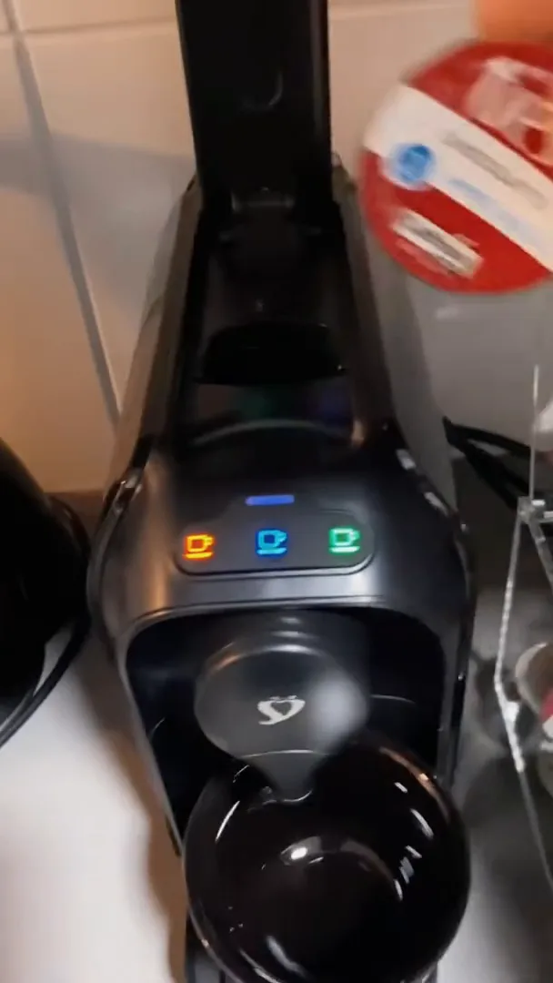 Inserção da cápsula no compartimento da cafeteira TRES Passione