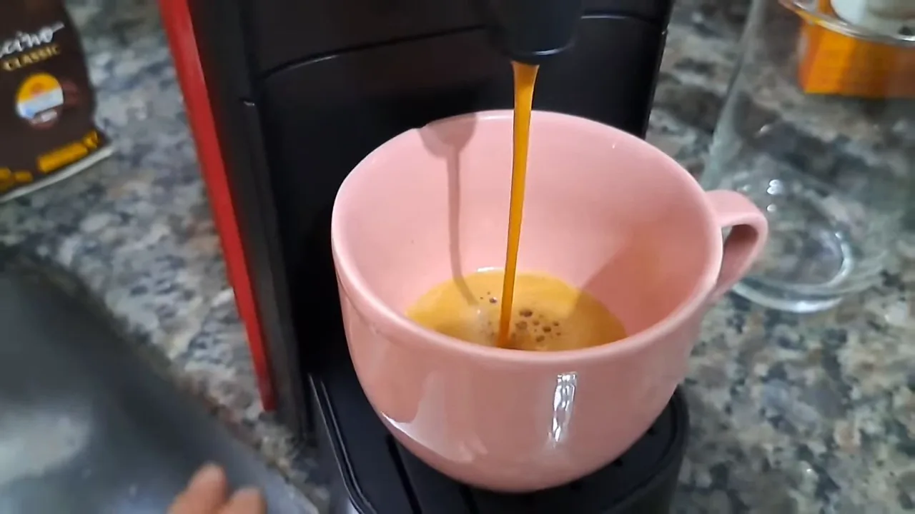 Cafeteira Passione extraindo café espresso diretamente na xícara