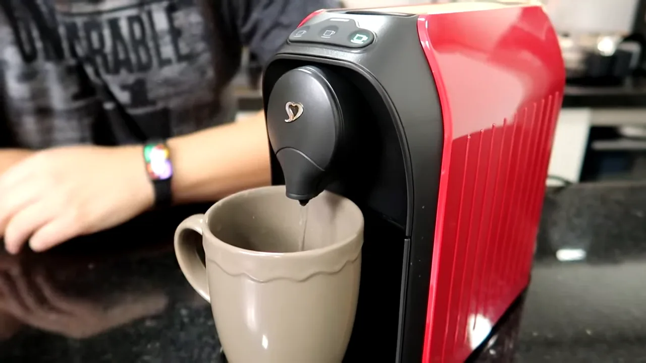Cafeteira realizando ciclo de limpeza com jato de água quente